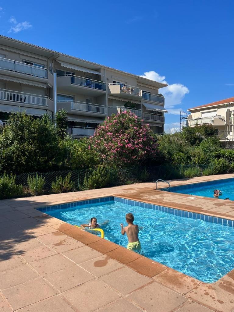 Studio Cosy Avec Terrasse Et Garage Saint-Laurent Du Var Limitrophe Nice Ngoại thất bức ảnh